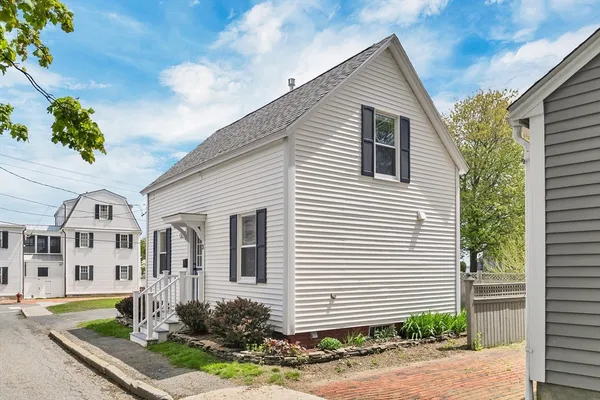 $4,250 | 3 Madison Street, Unit 3, Newburyport, MA 01950