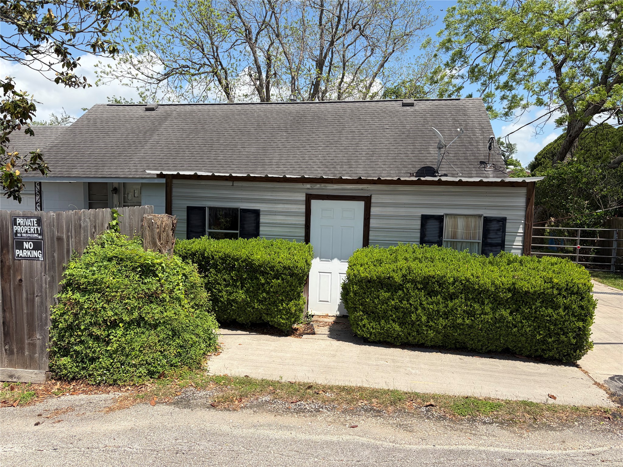 817 South Main Street Highlands, TX 77562 - Photo 3 of 17 front view of a house with a street