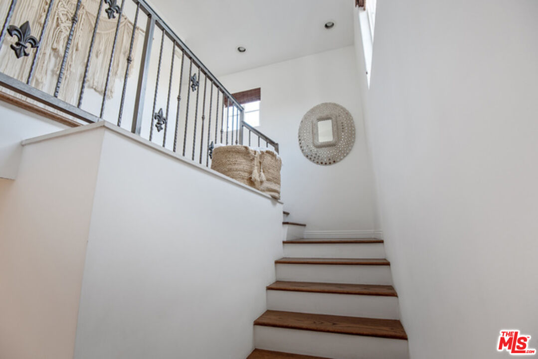 426 Venice Way Venice, CA 90291 - Photo 11 of 21 a view of entryway
