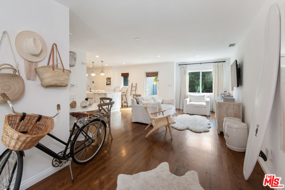 426 Venice Way Venice, CA 90291 - Photo 2 of 21 a living room with furniture and a large window