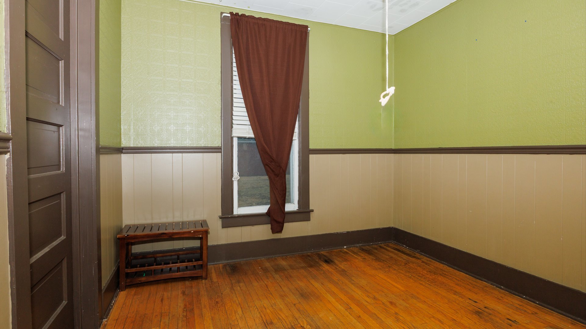 517 North Walnut Street Clinton, IL 61727 - Photo 11 of 29 a view of a room with wooden floor