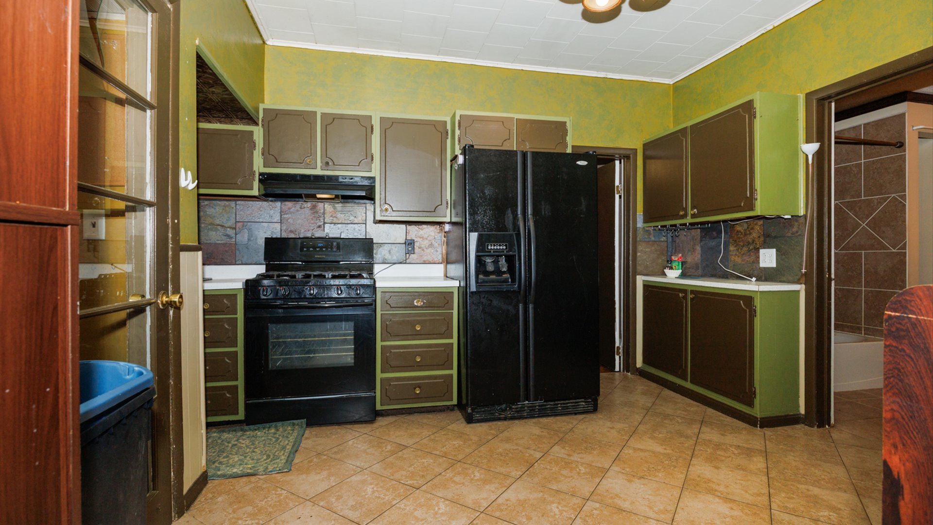 517 North Walnut Street Clinton, IL 61727 - Photo 15 of 29 a kitchen with stainless steel appliances a refrigerator and a stove