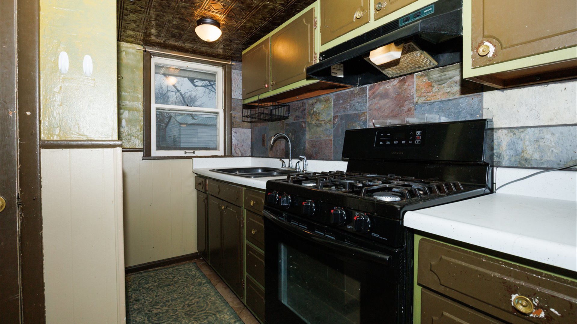 517 North Walnut Street Clinton, IL 61727 - Photo 16 of 29 a kitchen with a stove and a refrigerator