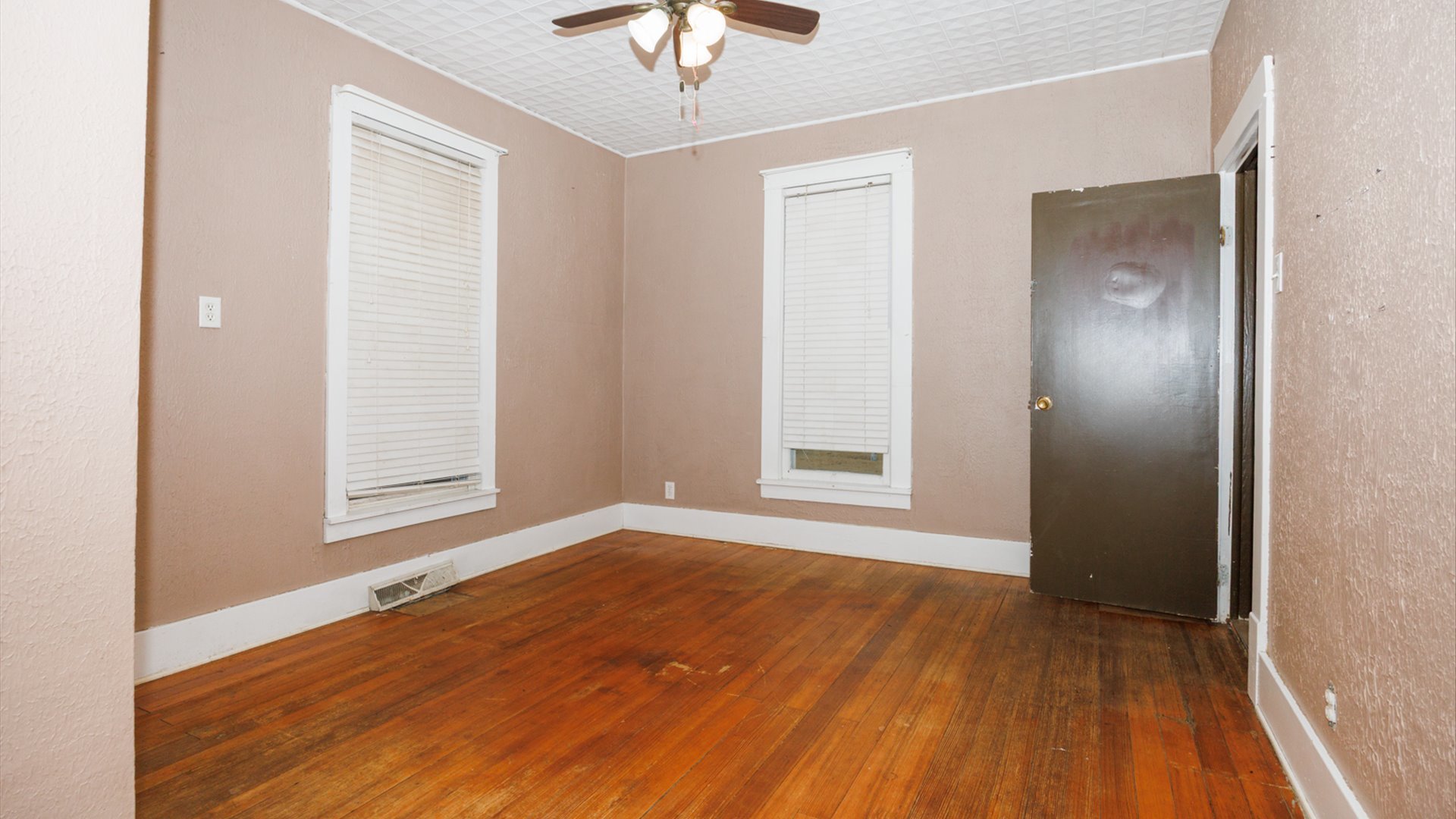 517 North Walnut Street Clinton, IL 61727 - Photo 21 of 29 a view of an empty room with wooden floor and a window