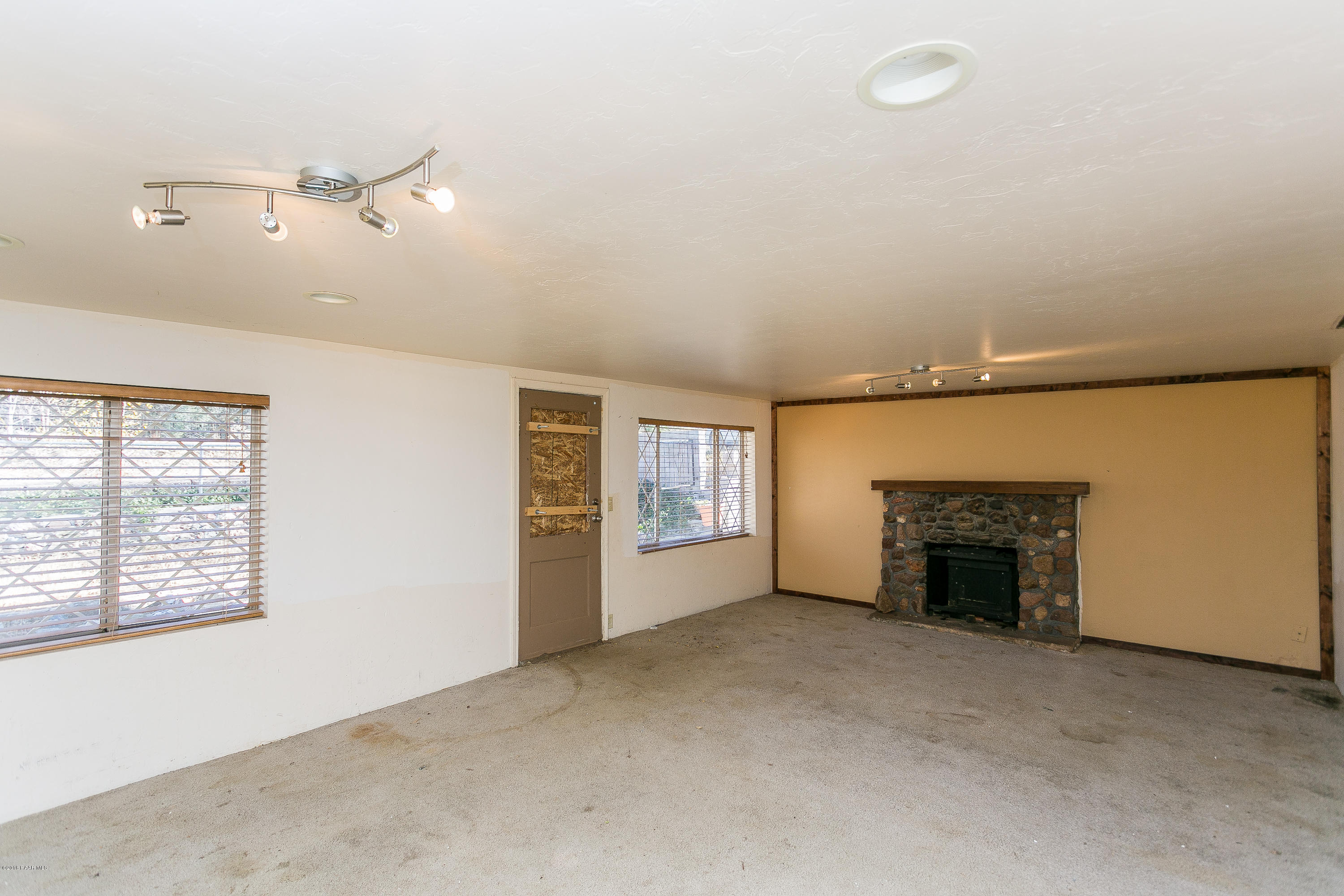 300 South Overland Road Prescott, AZ 86303 - Photo 5 of 12 LIVING ROOM