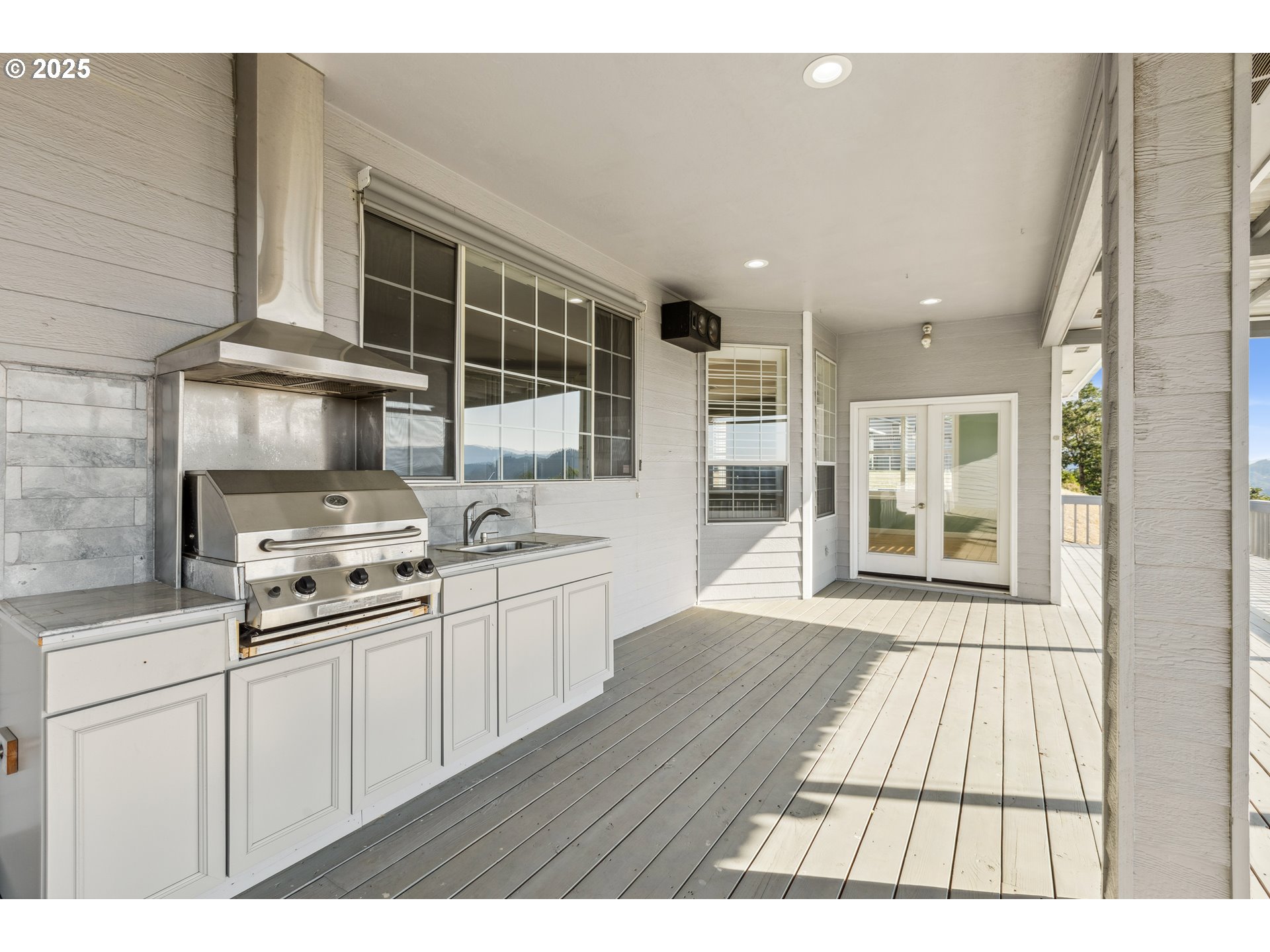 367 Ridgecrest Drive Roseburg, OR 97471 - Photo 5 of 48 Kitchen/Outside
