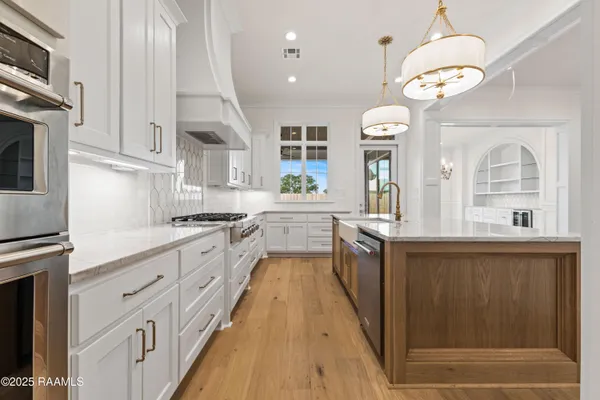 $999,000 | 208 Crossbill Drive, Lafayette, LA 70508