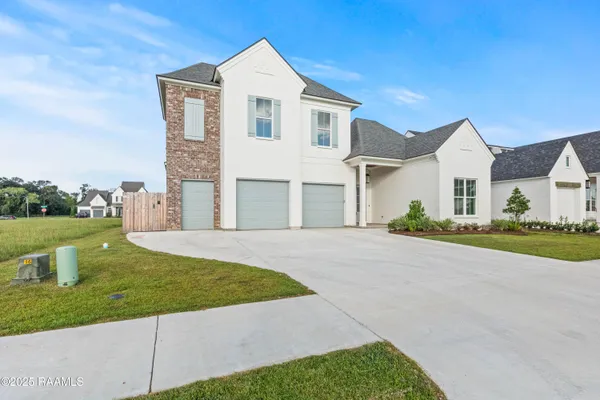 $999,000 | 208 Crossbill Drive, Lafayette, LA 70508