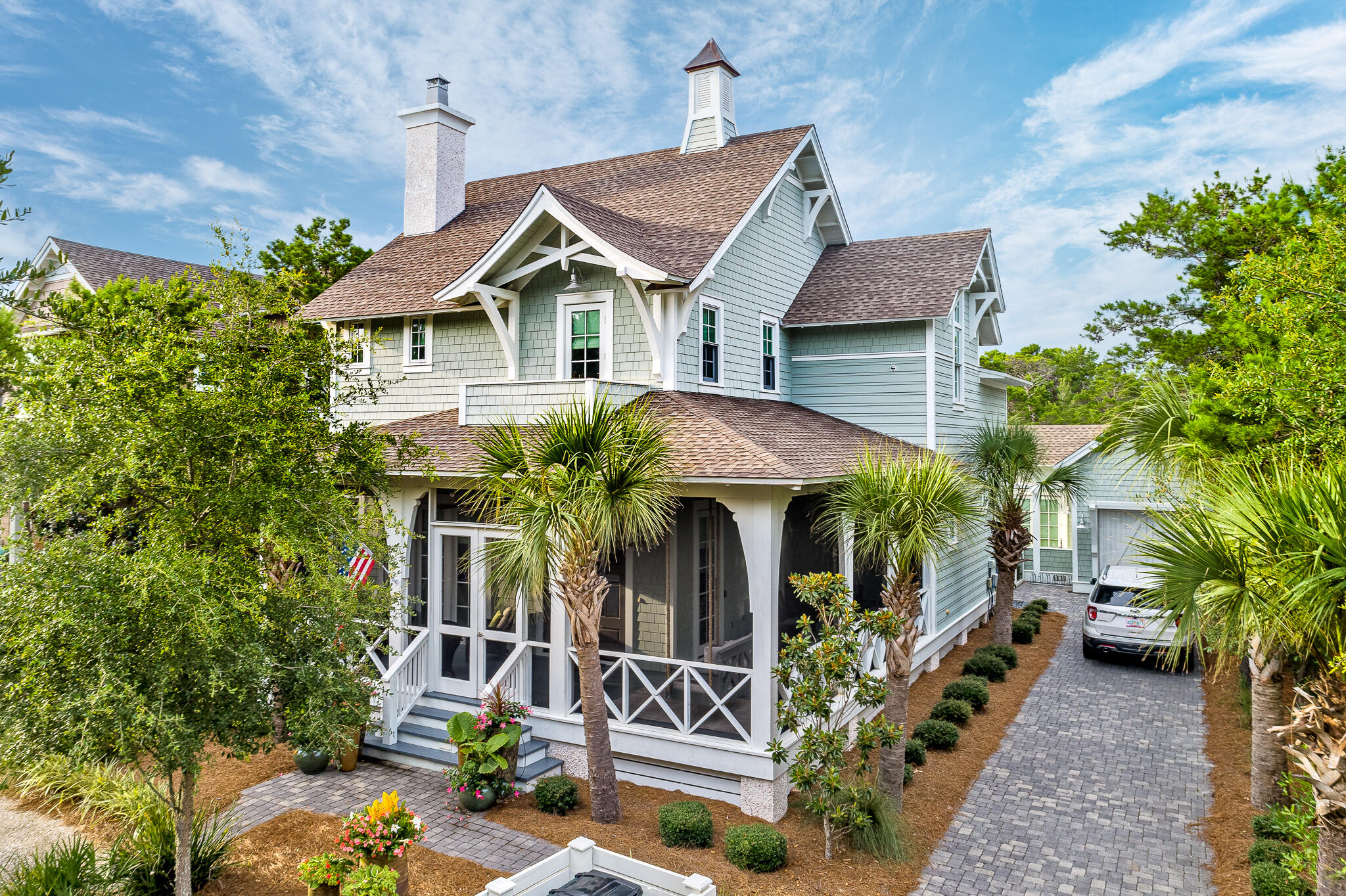 a view of a yard in front of house