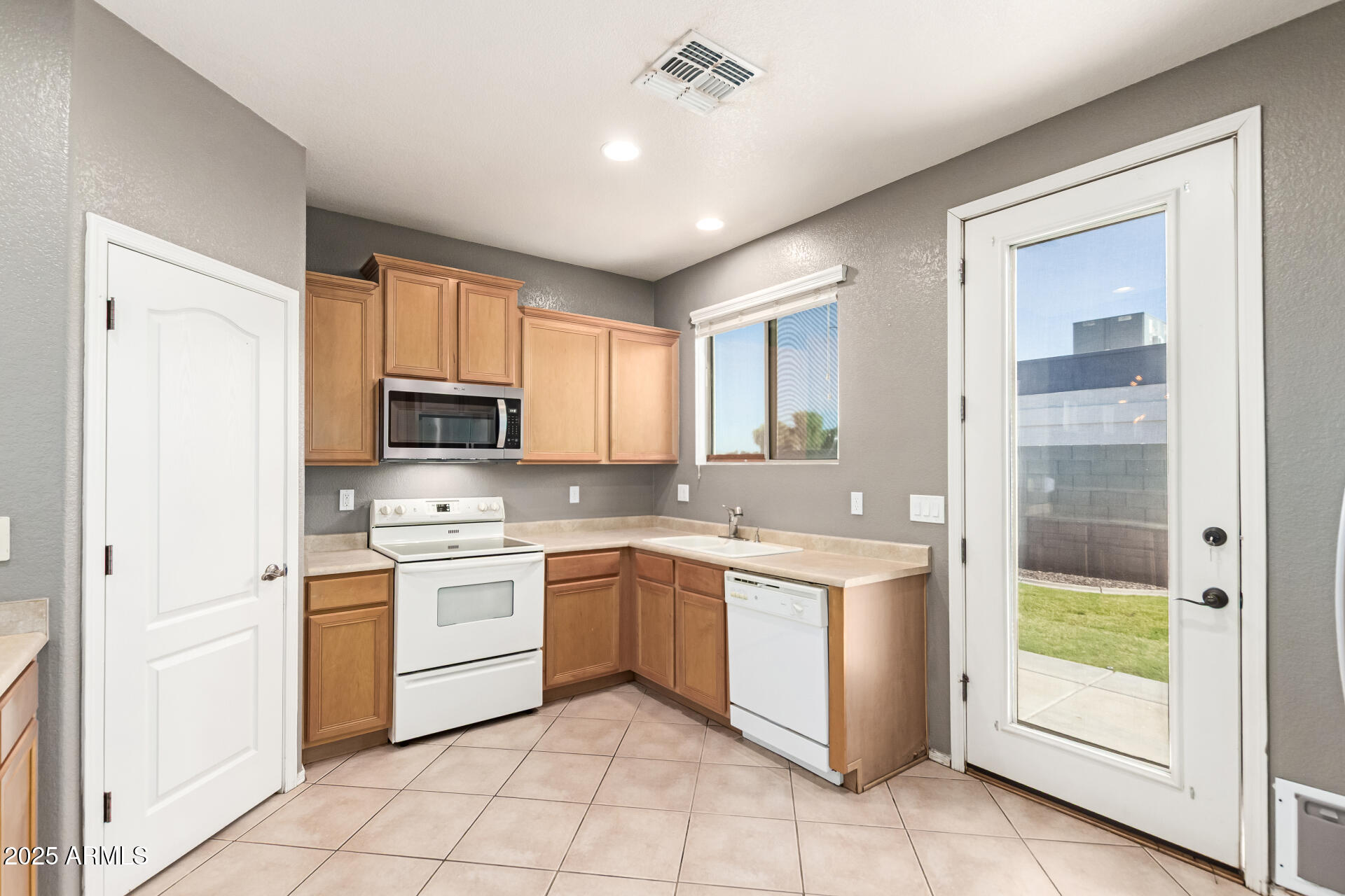 7405 South 19th Street Phoenix, AZ 85042 - Photo 5 of 22 09 - 19th