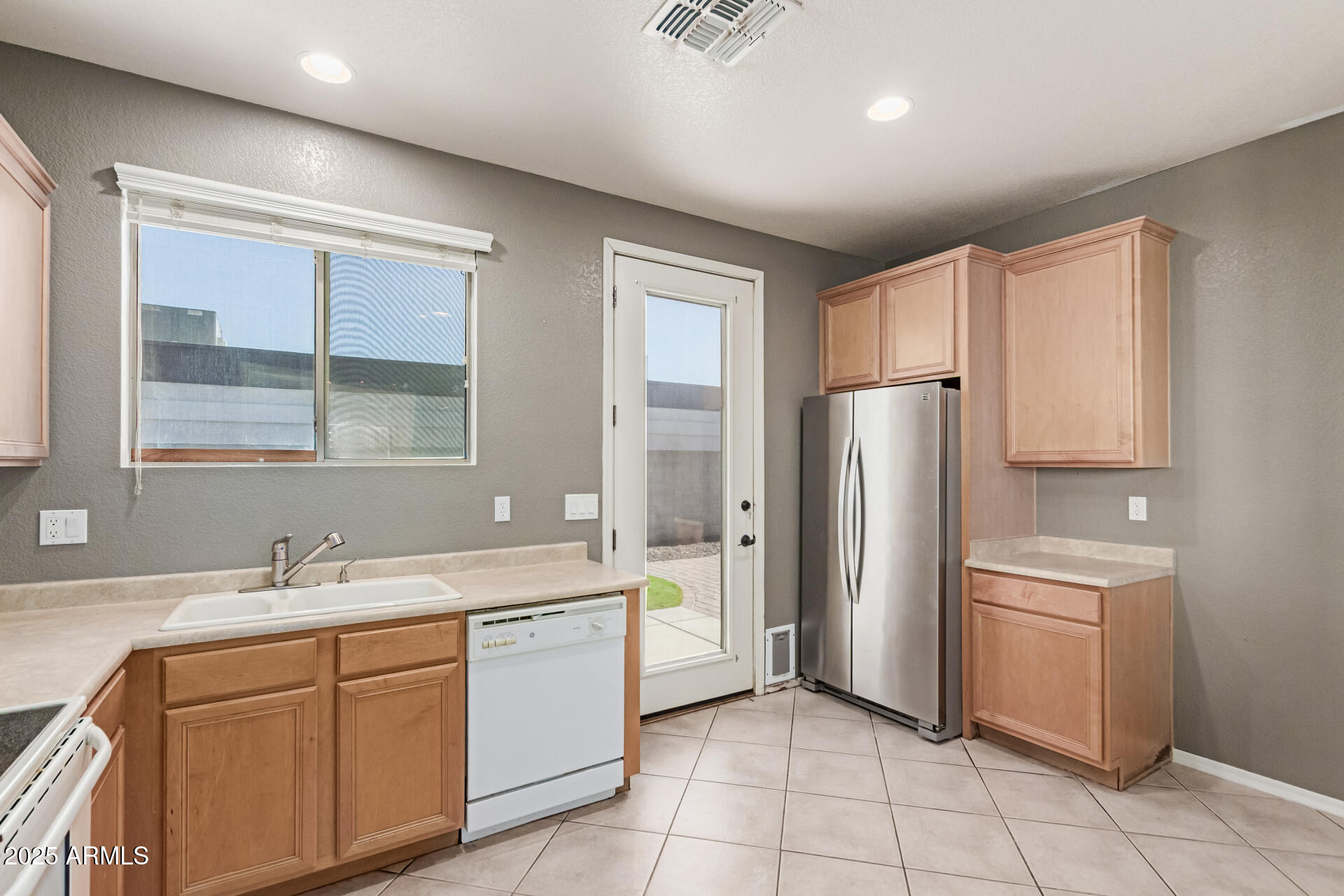 7405 South 19th Street Phoenix, AZ 85042 - Photo 7 of 22 11 - 19th