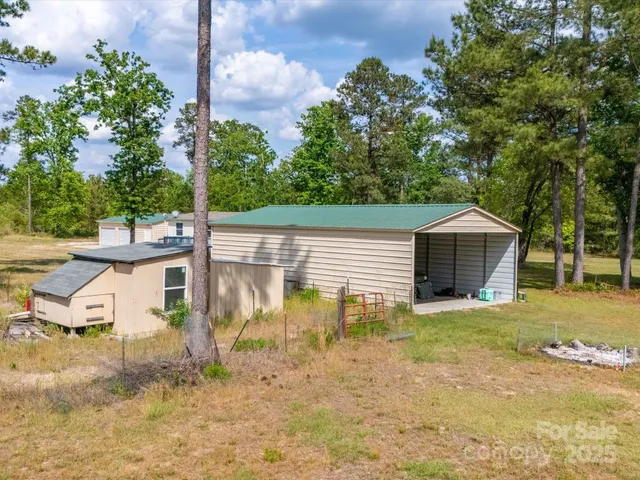 a view of yard with tree