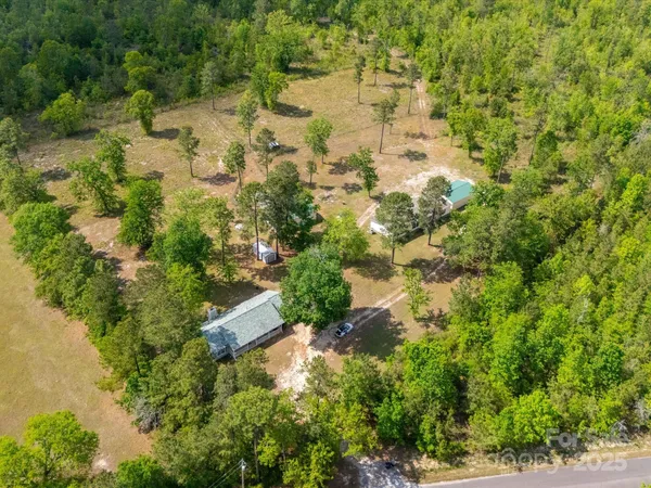 a view of yard with green space