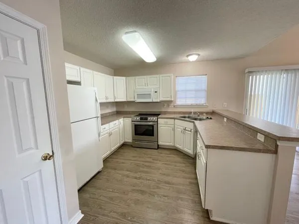 $2,295 | 925 Village Lane, Fort Walton Beach, FL 32547