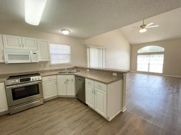 $2,295 | 925 Village Lane, Fort Walton Beach, FL 32547