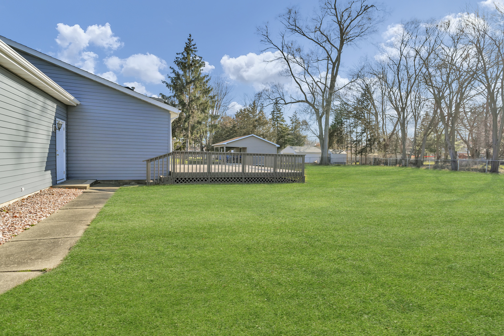 18 Tweed Road Fox Lake, IL 60020 - Photo 6 of 35 a view of a house with a yard