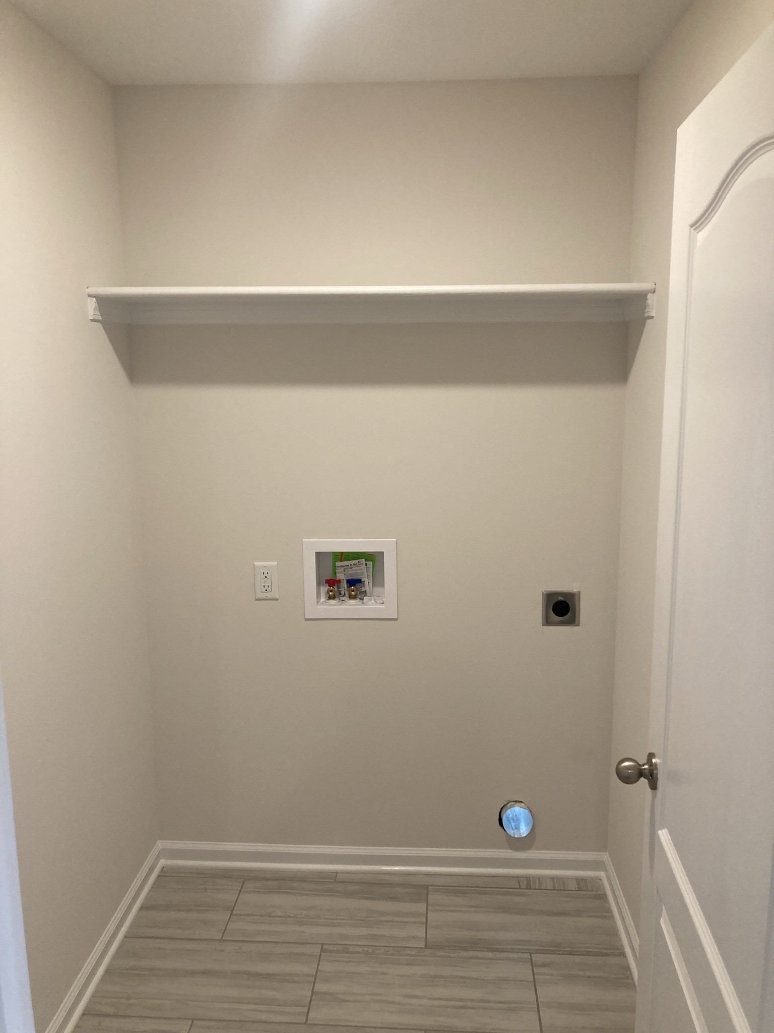 914 Peachers Mill Road, Unit E Clarksville, TN 37042 - Photo 14 of 30 a view of an empty room