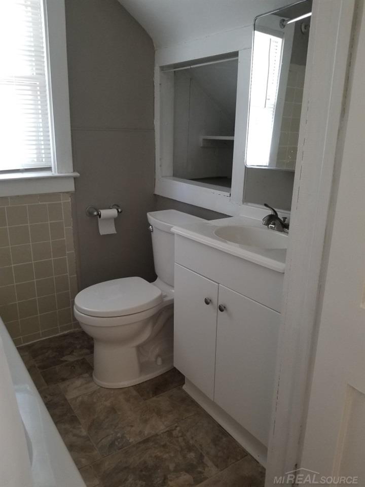 16476 Manchester Avenue, Unit 2 UPPER Eastpointe, MI 48021 - Photo 8 of 11