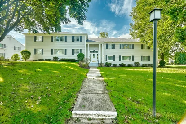 $184,900 | 24 Colonial Parkway, Unit B, Pittsford, NY 14534