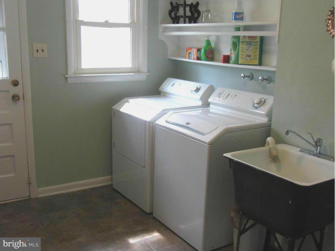 901 Huntsman Road Towson, MD 21286 - Photo 22 of 30 a utility room with dryer and washer