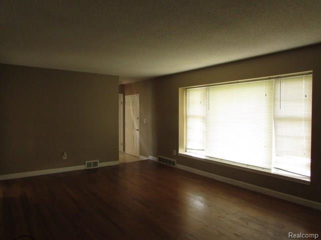 3638 Rome Avenue Warren, MI 48091 - Photo 4 of 18 3638 Rome-living 3.JPG