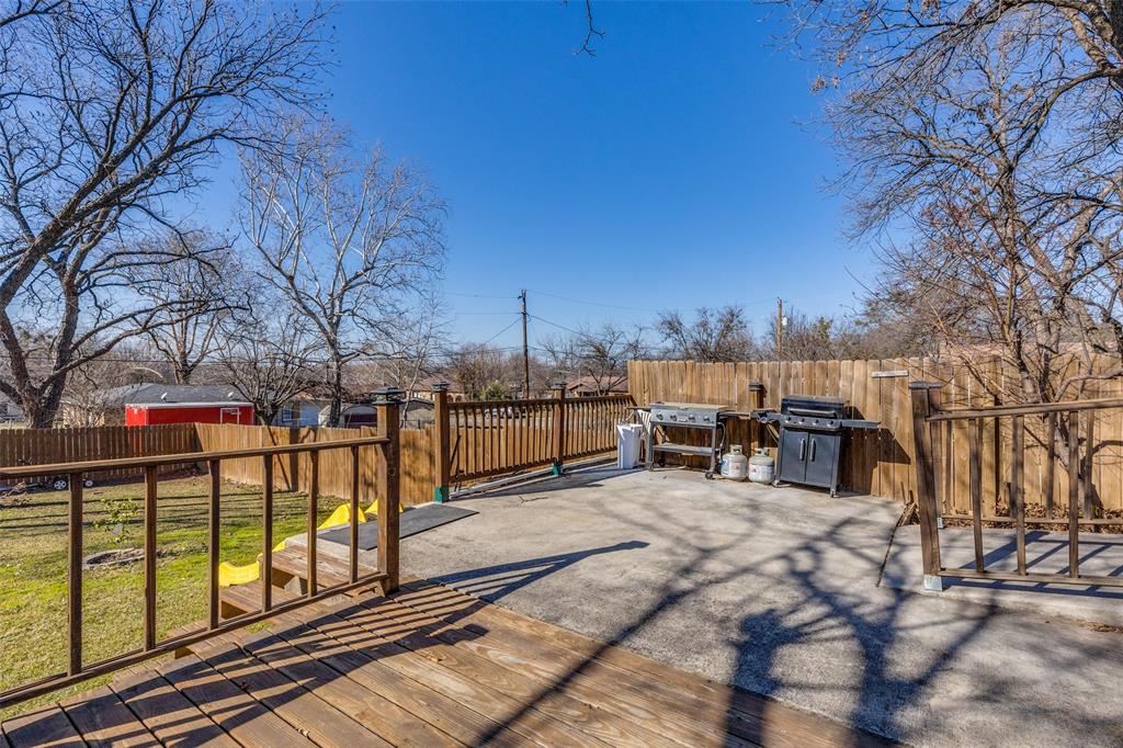 1304 South Hatcher Street Decatur, TX 76234 - Photo 29 of 36 a view of a chairs and tables in the roof yard