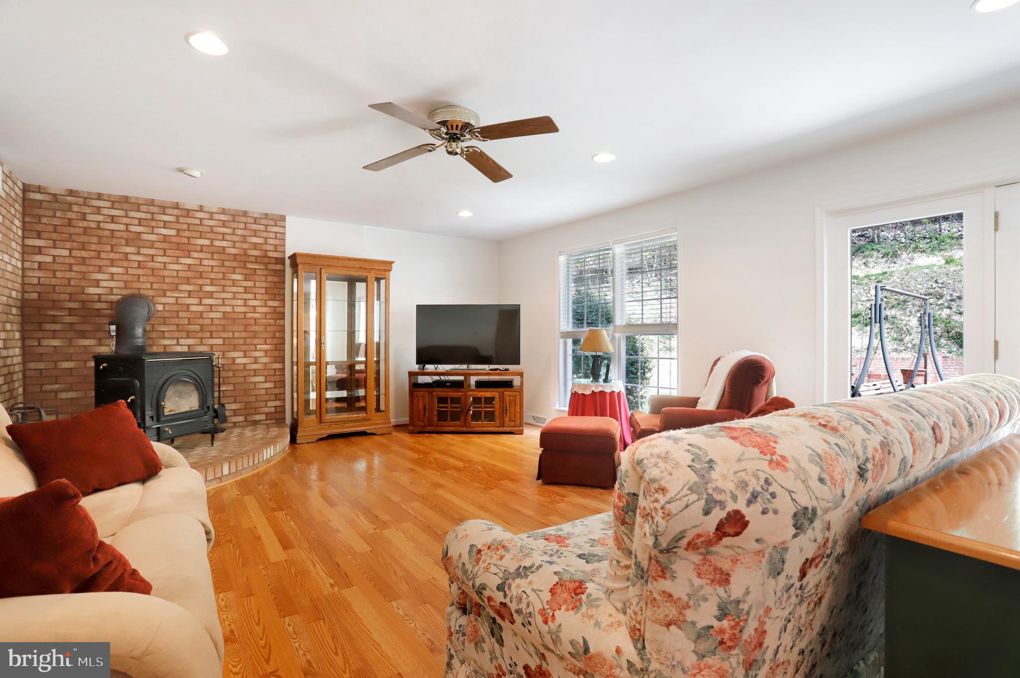 7011 Gilardi Road Boonsboro, MD 21713 - Photo 12 of 45 Family room