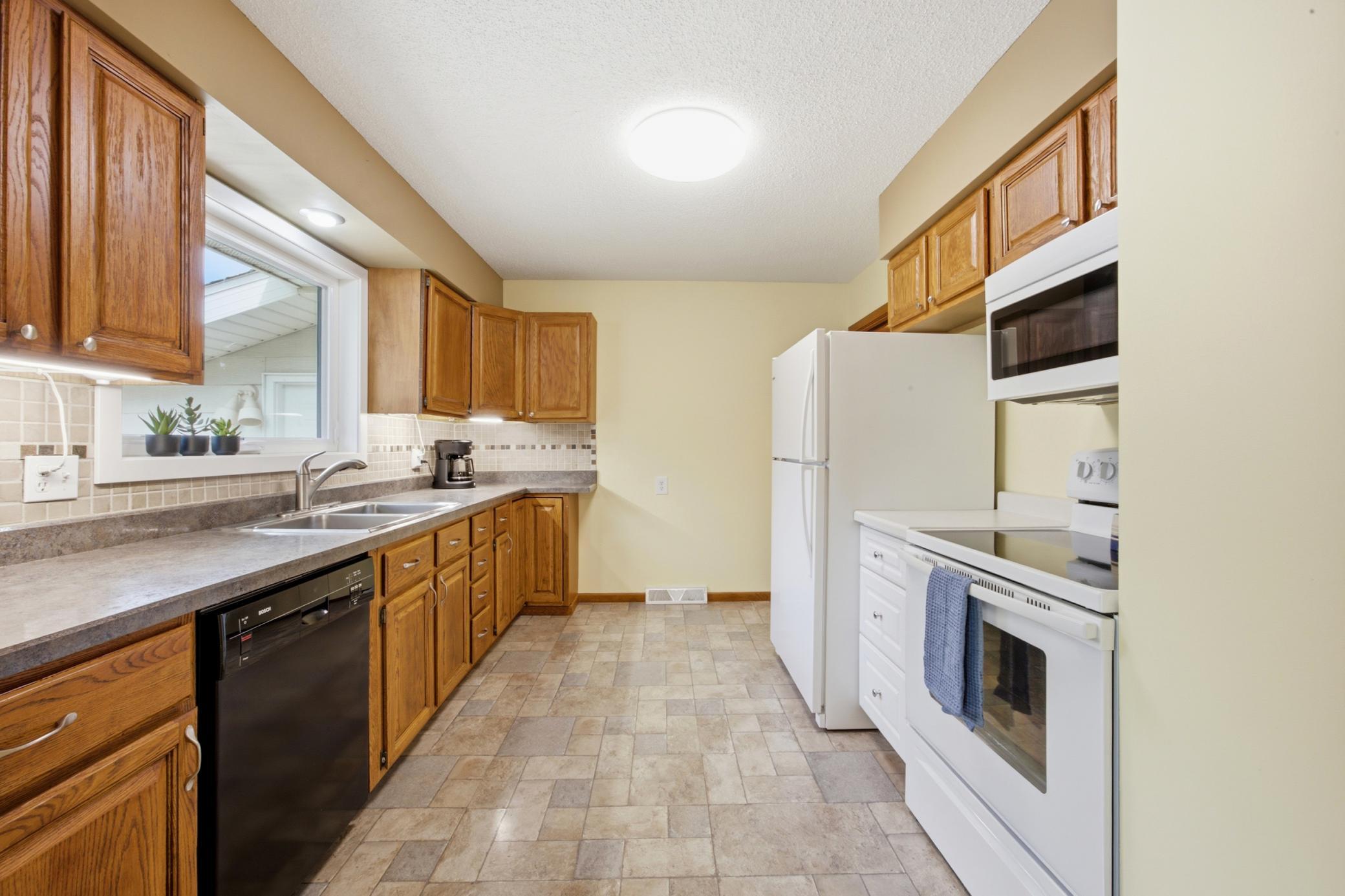 809 19th Street North Moorhead, MN 56560 - Photo 8 of 38