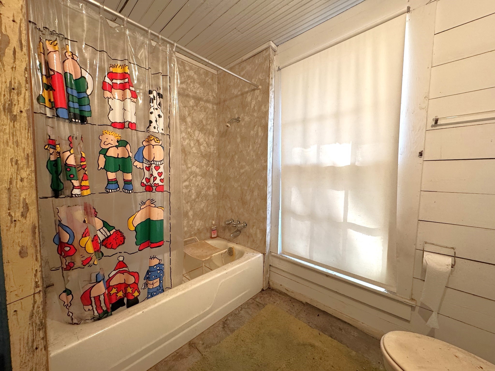 Tbd South Pitzer Street Colmesneil, TX 75938 - Photo 23 of 40 a very nice looking room with a lot of stuff and white shower curtain