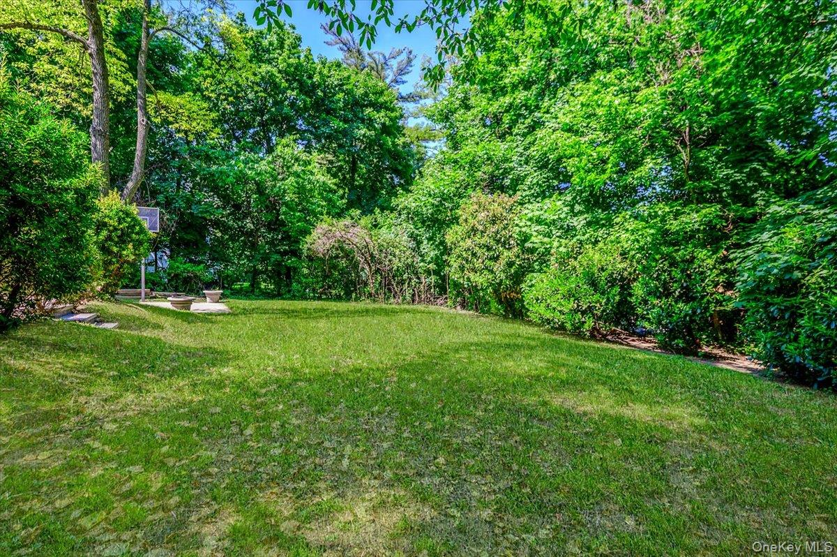 27 Ridge Drive East Great Neck, NY 11021 - Photo 33 of 38