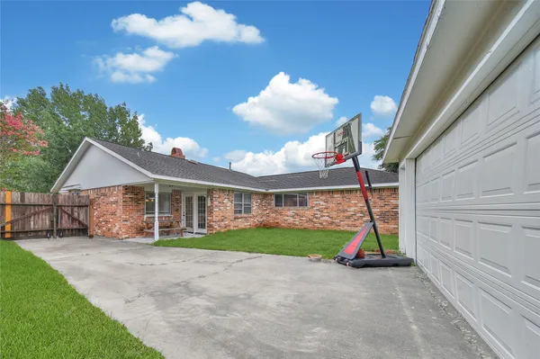 $2,000 | 626 Park Knoll Lane, Katy, TX 77450