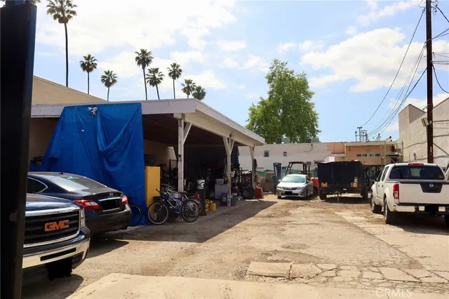 a view of a car park in front of house