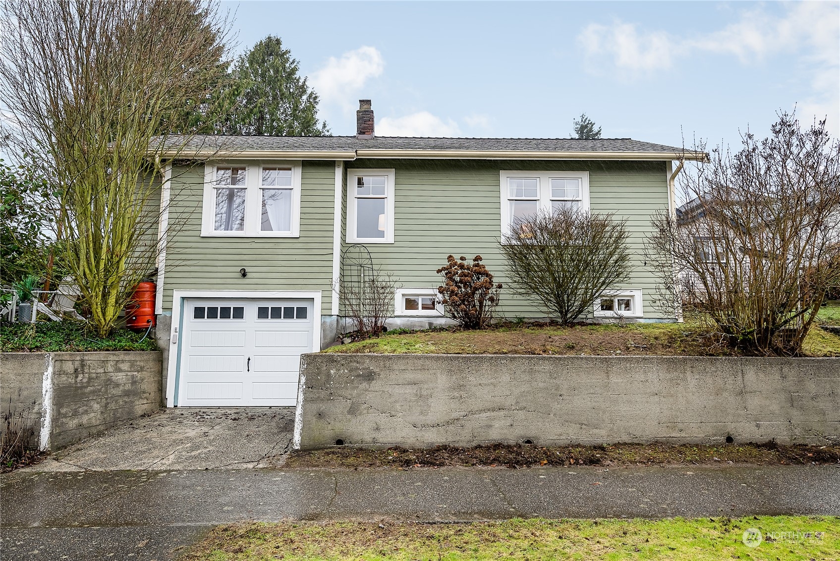 a view of a house with a yard