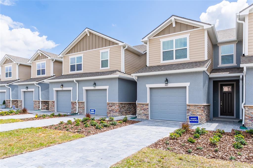 987 Spring Palms Loop Orlando, FL 32828 - Photo 2 of 22 a front view of a house with a yard