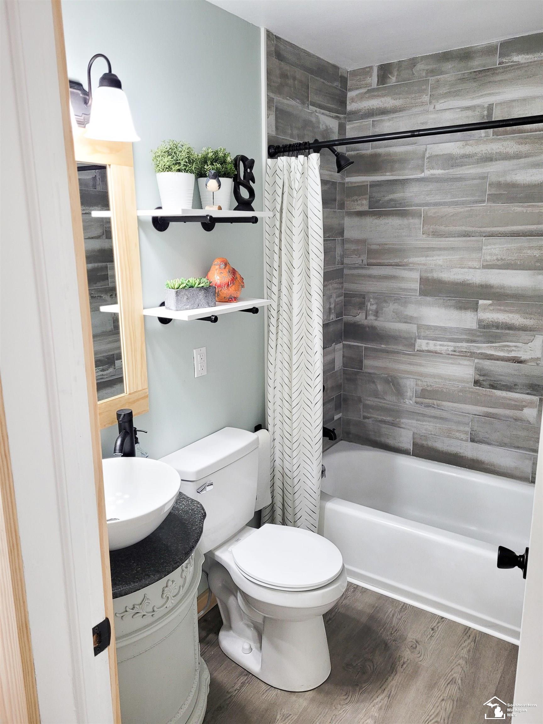 15475 Dayton Road Monroe, MI 48161 - Photo 21 of 24 Bathroom