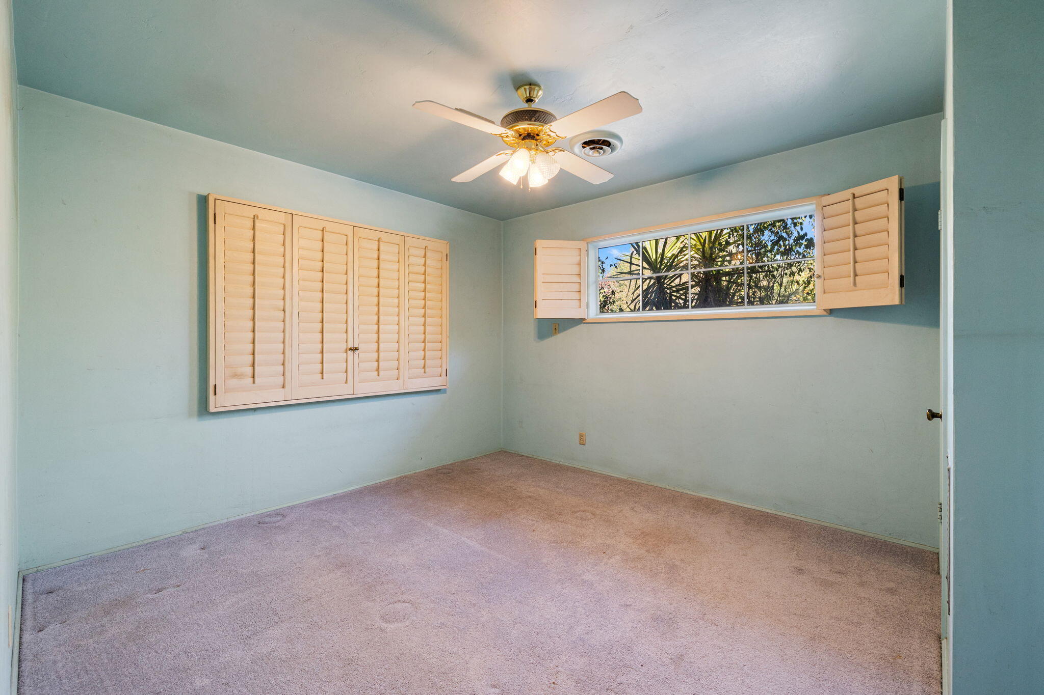 72227 Rancho Road Rancho Mirage, CA 92270 - Photo 38 of 47 an empty room with windows and ceiling fan