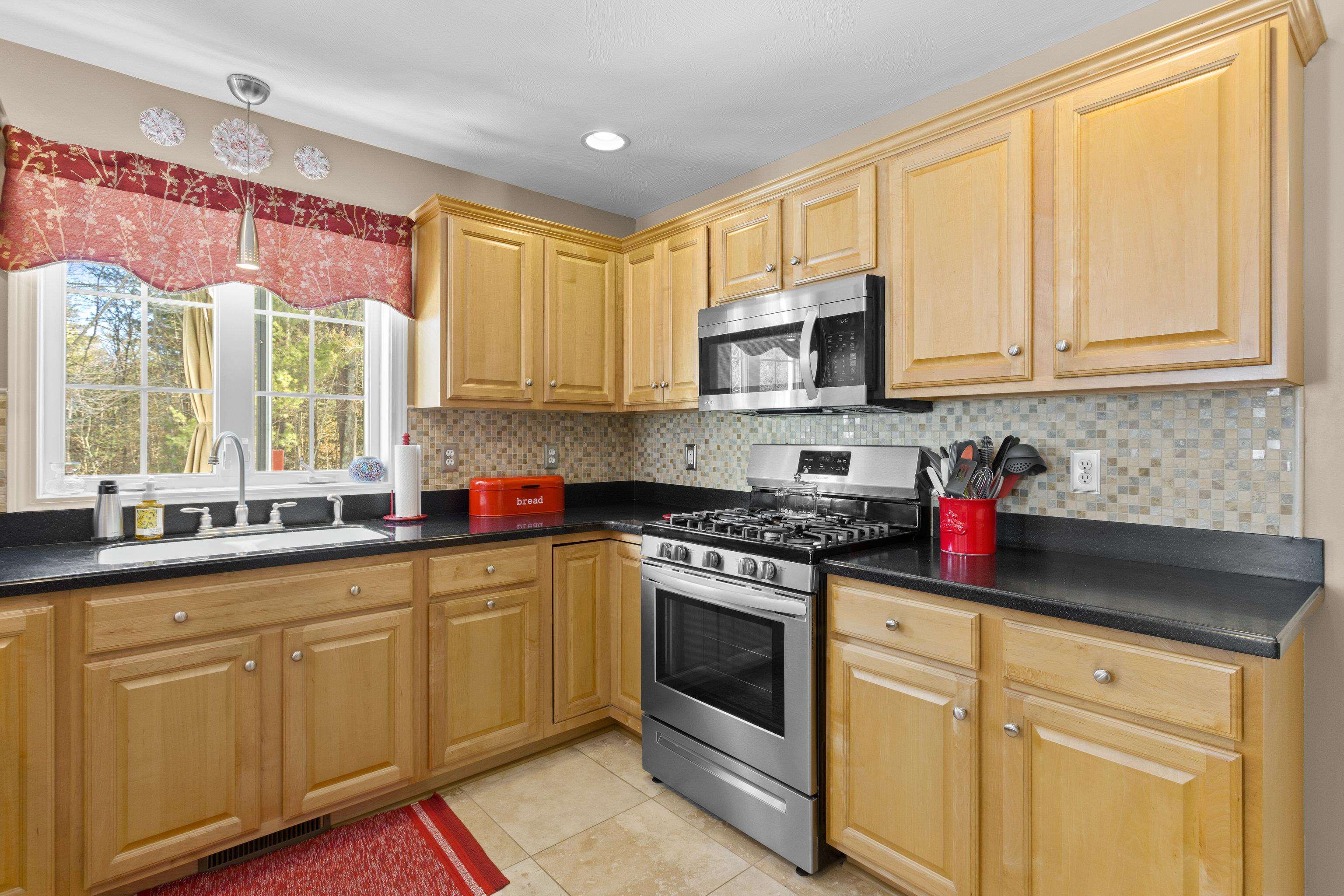 36 Hibiscus Way Nashua, NH 03062 - Photo 14 of 60