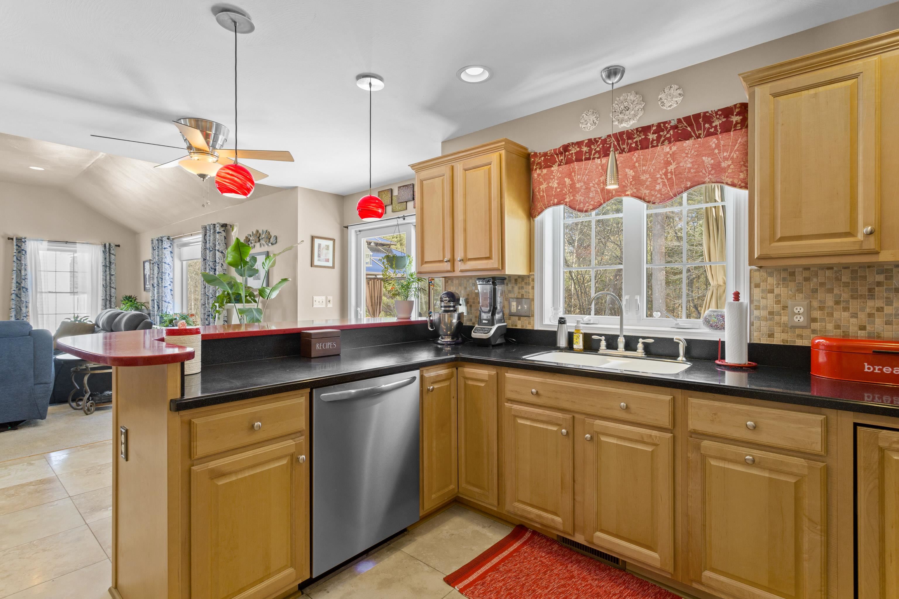 36 Hibiscus Way Nashua, NH 03062 - Photo 15 of 60