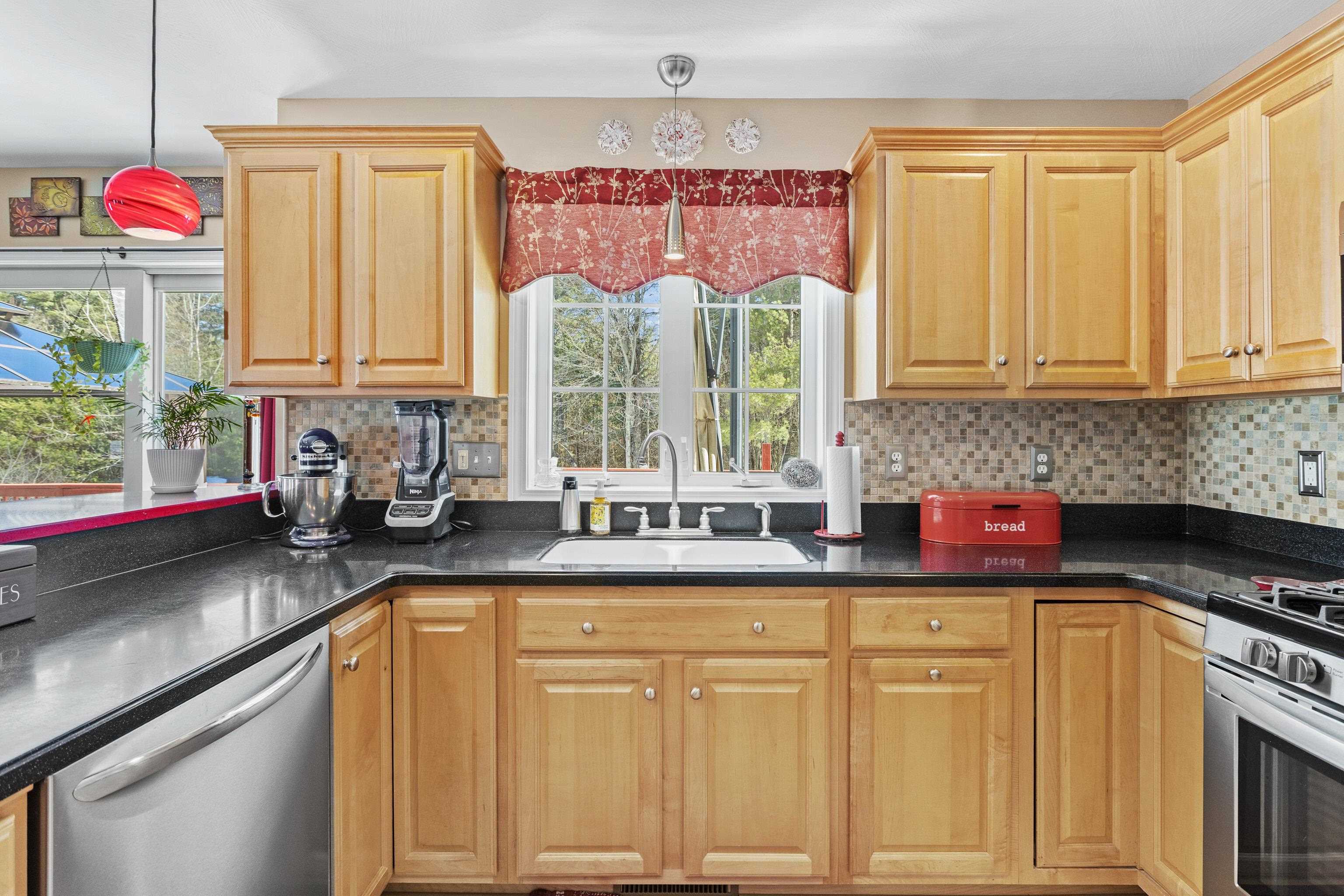 36 Hibiscus Way Nashua, NH 03062 - Photo 16 of 60