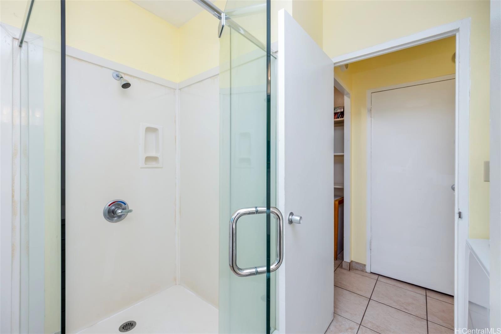 2161 Kalia Road, Unit 218 Honolulu, HI 96815 - Photo 19 of 25 a bathroom with a shower