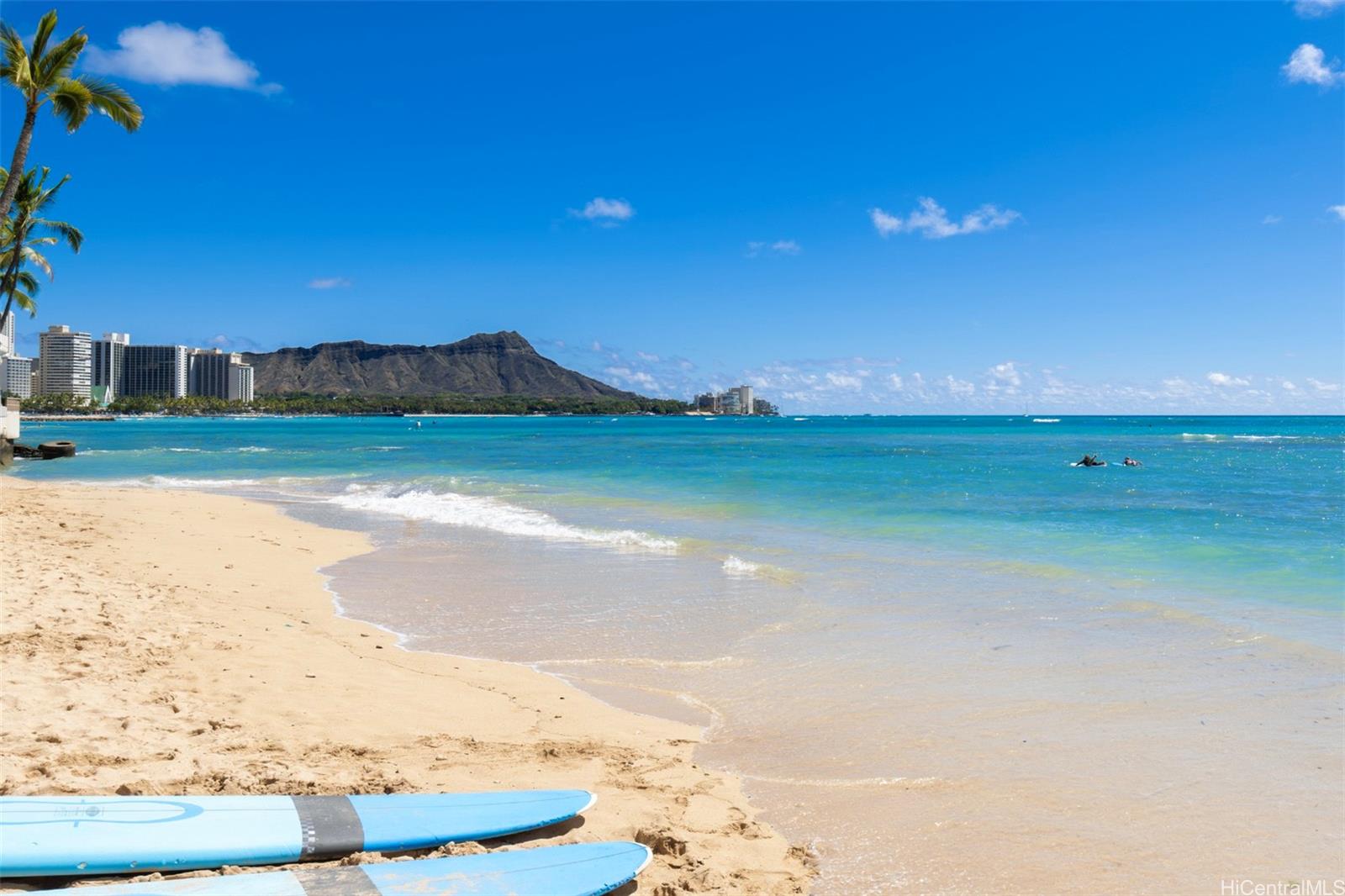 2161 Kalia Road, Unit 218 Honolulu, HI 96815 - Photo 21 of 25 a view of an ocean beach and a yard