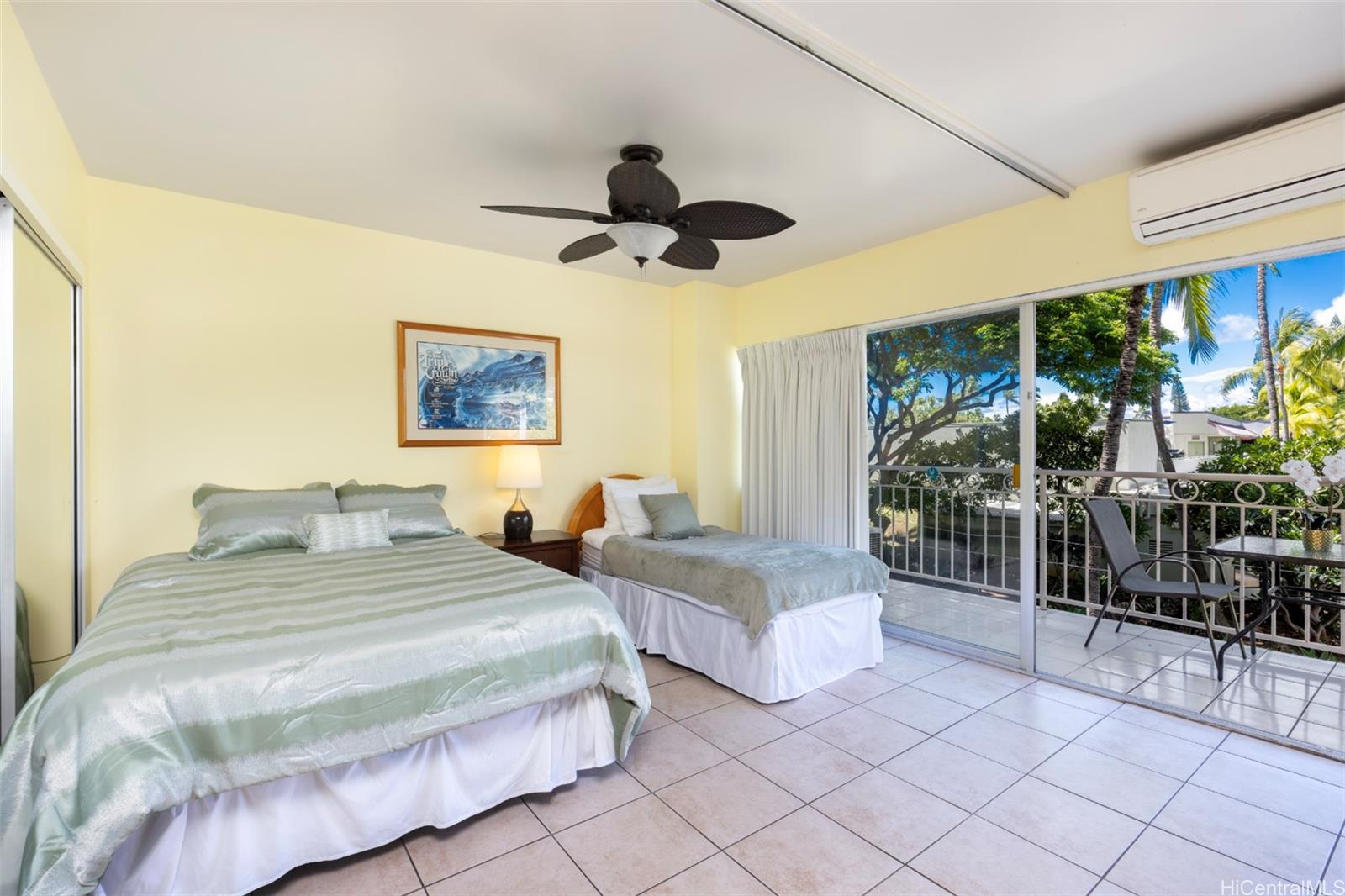 2161 Kalia Road, Unit 218 Honolulu, HI 96815 - Photo 7 of 25 a bedroom with double bed and a large window
