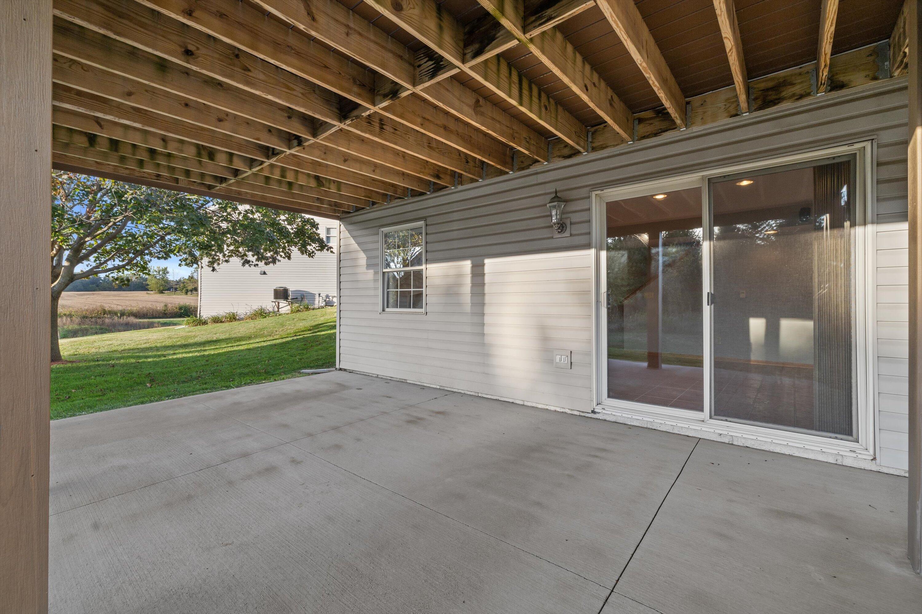 940 Laurie Court Walworth, WI 53184 - Photo 5 of 35 09-IMG_2571