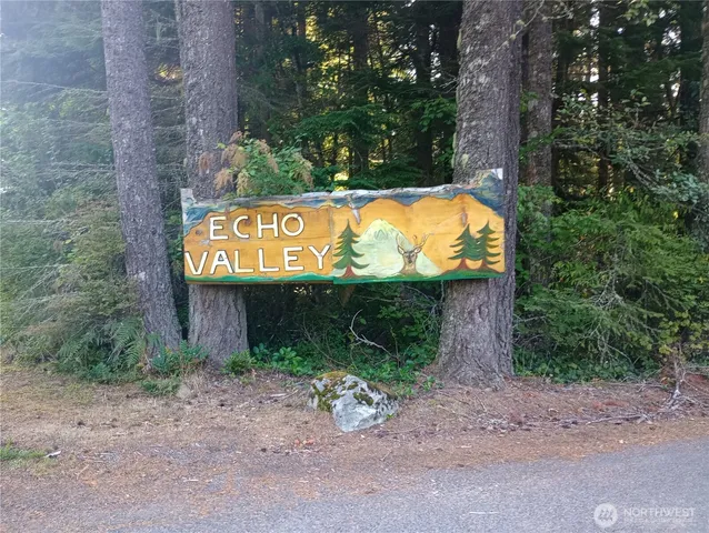 a sign that is sitting on a brick wall