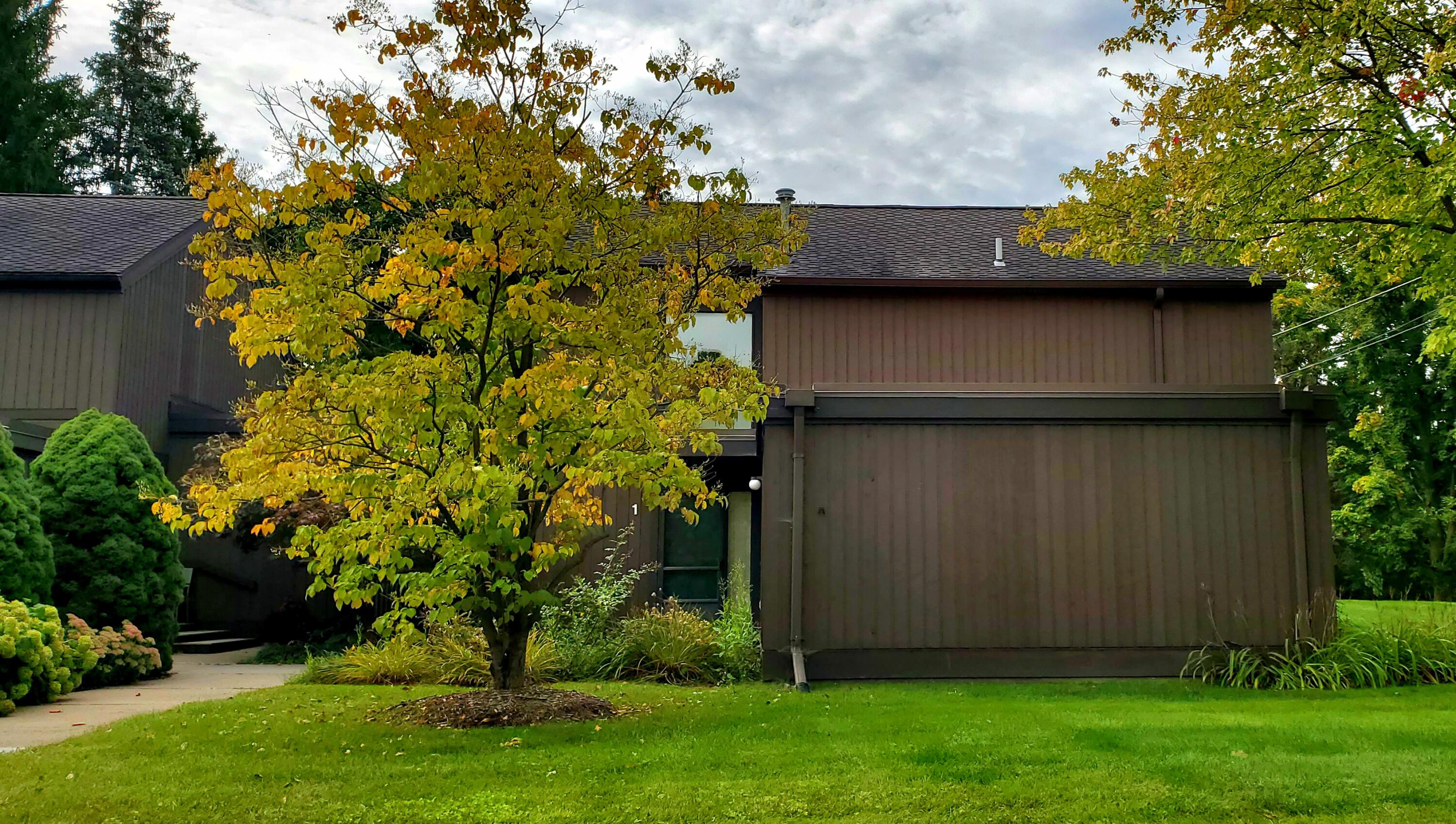 1 Westbury Court Ann Arbor, MI 48105 - Photo 2 of 36 20250910_111414