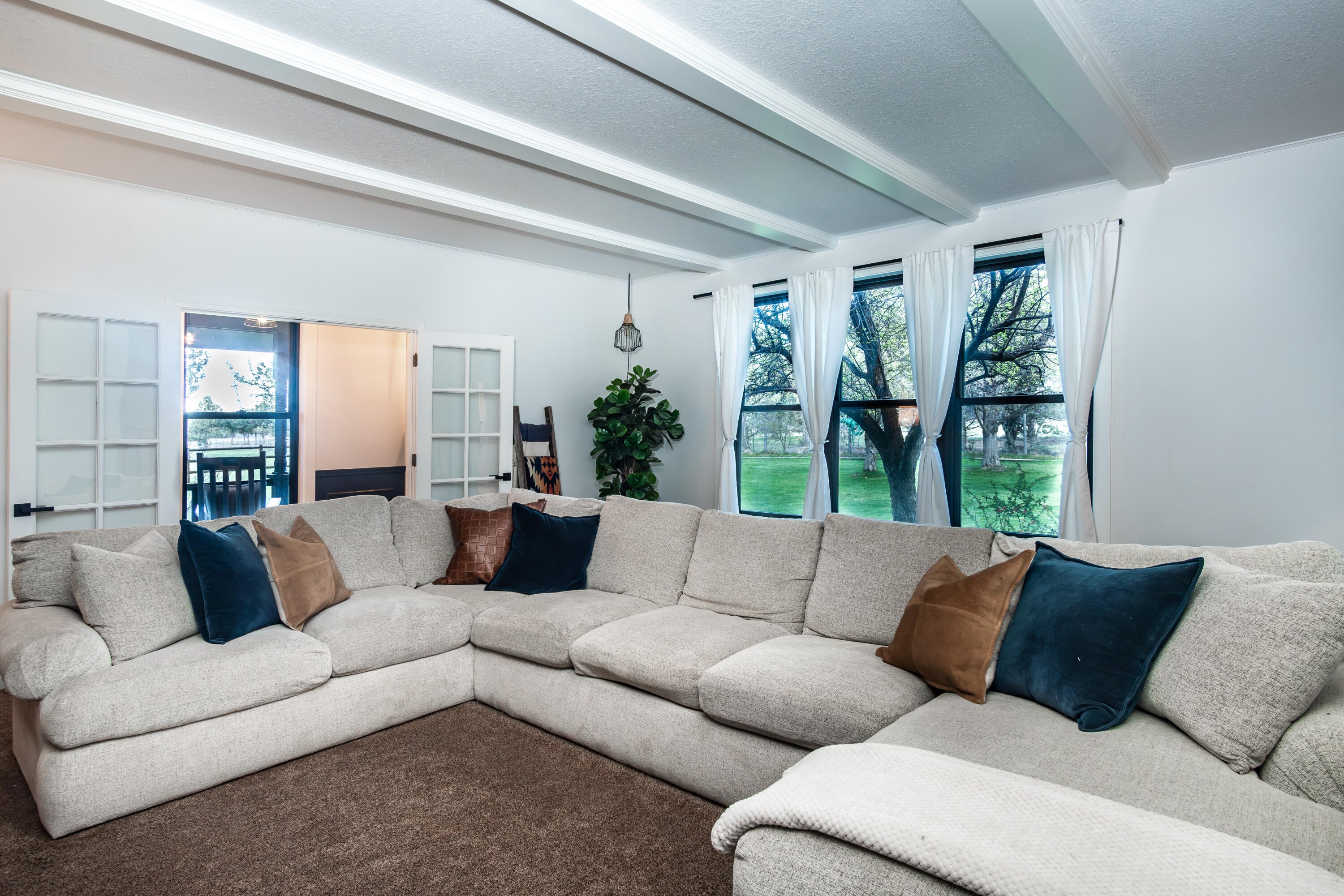 62625 Erickson Road Bend, OR 97701 - Photo 38 of 84 Living Room