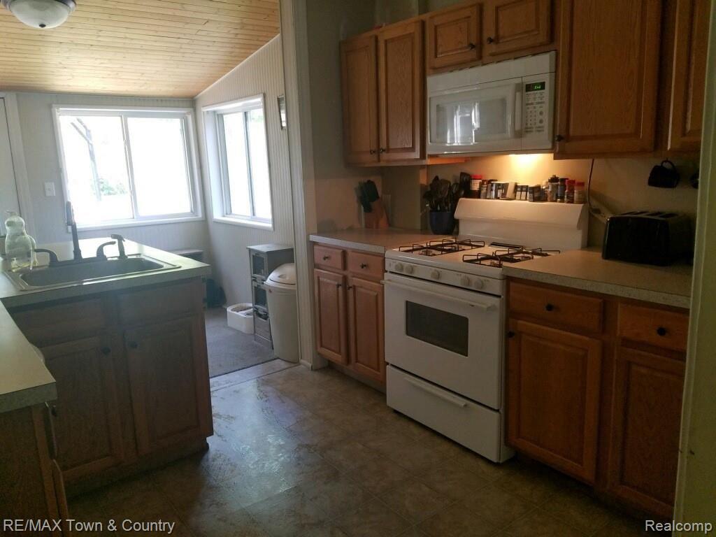 1207 East Mt Morris Road Mount Morris, MI 48458 - Photo 5 of 24 MM kitchen3.jpg