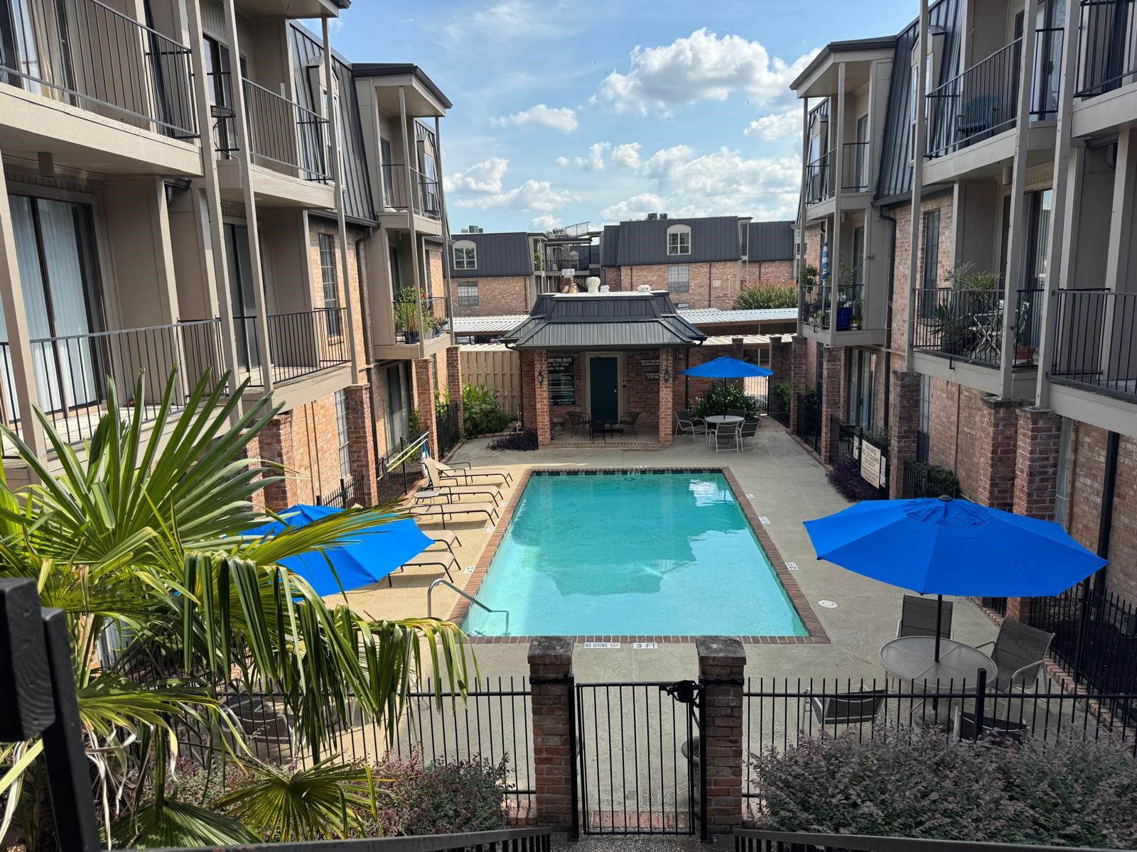 2425 Underwood Street, Unit 142 Houston, TX 77030 - Photo 25 of 38 a view of a chairs and table in the balcony