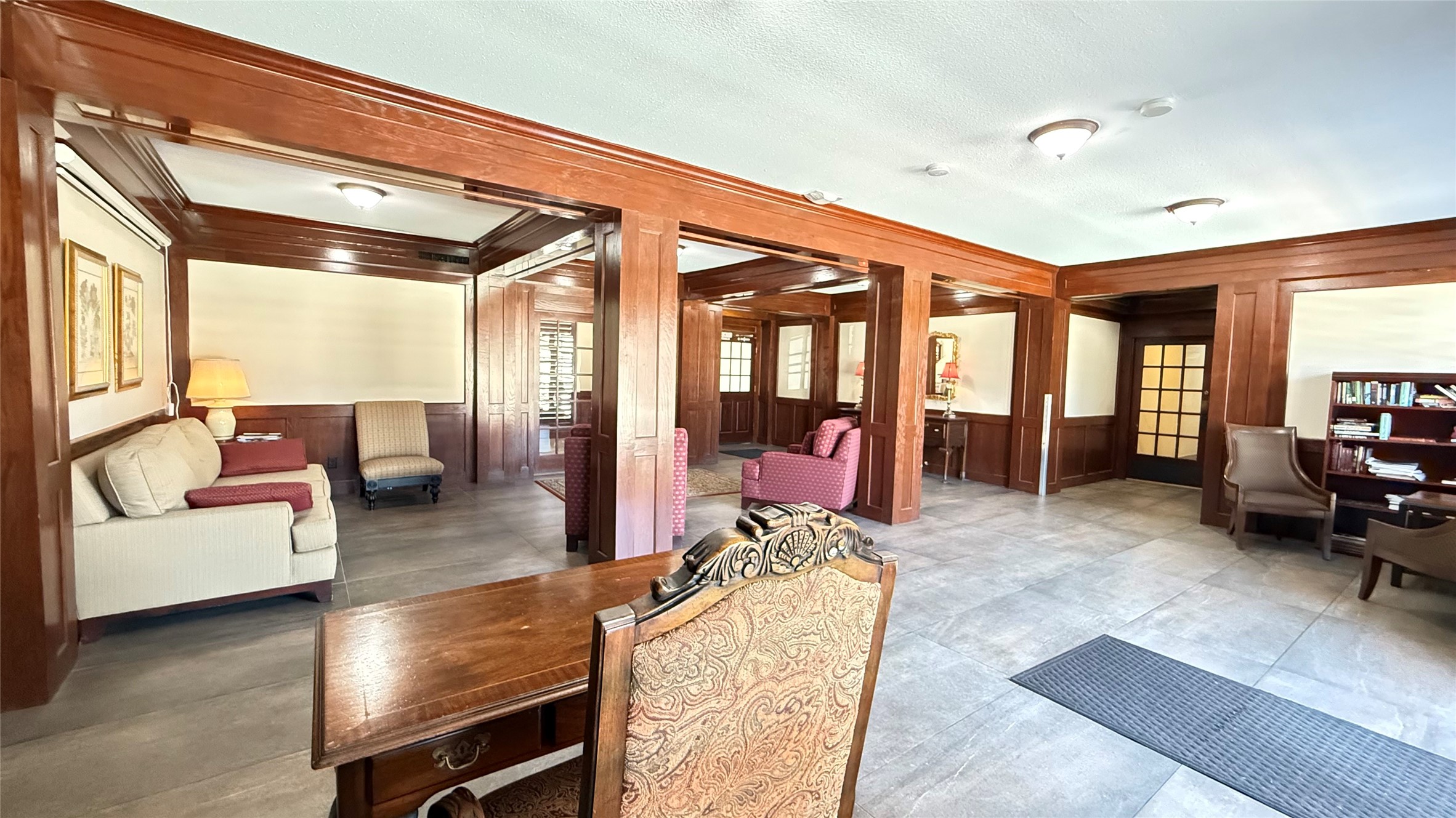2425 Underwood Street, Unit 142 Houston, TX 77030 - Photo 30 of 38 a living room with furniture and a large window