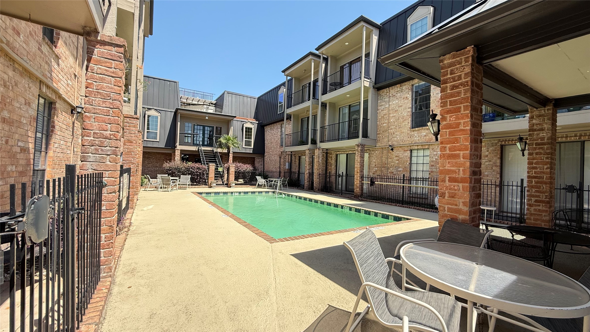 2425 Underwood Street, Unit 142 Houston, TX 77030 - Photo 36 of 38 a view of a patio with table and chairs and potted plants